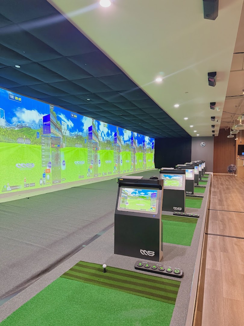 Orange Screen Golf in Vermont Plaza, 401